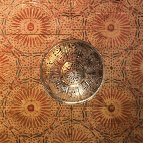 Blick auf eine Deckenlampe an einer verzierten Decke im Riad Dar el Bali