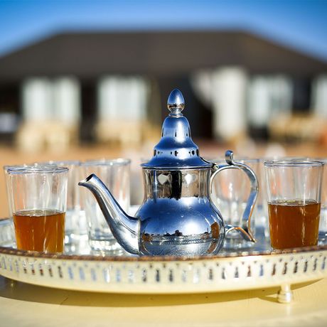 Blick auf ein Tablett mit einer Teekanne und Teeglaesern im Riad Madu