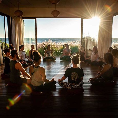 Blick auf eine Yogagruppe im Hotel Paradis Plage