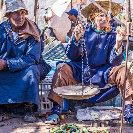 Zwei Verkaeufer in blauen Gewaendern auf dem Berbermarkt