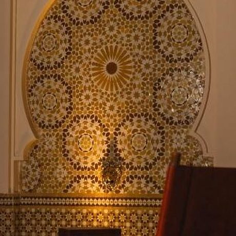Dar Chams Tanja Galerie Ansicht Fliesenmosaik am Abend