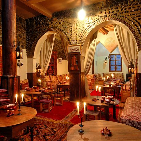 Blick auf Tische und Sofas im Restaurant des Kasbah-Hotels du Toubkal
