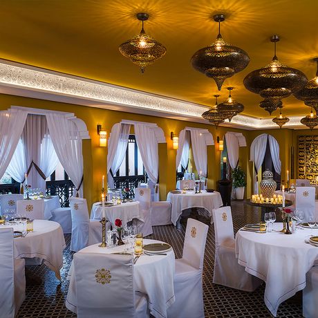 Blick auf gedeckte Tisch im Restaurant des Kasbah-Hotels Tamadot
