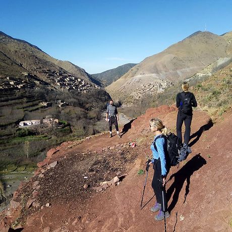 Blick auf eine Wandergruppe vor einem Berberdorf