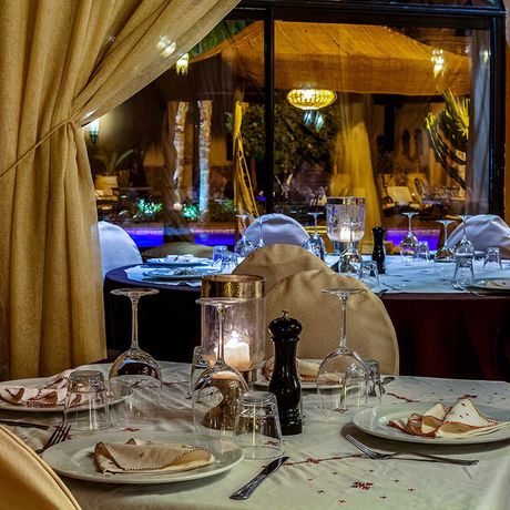 Blick auf gedeckte Tische im Restaurant des Kasbah-Hotels Ksar Ighnda