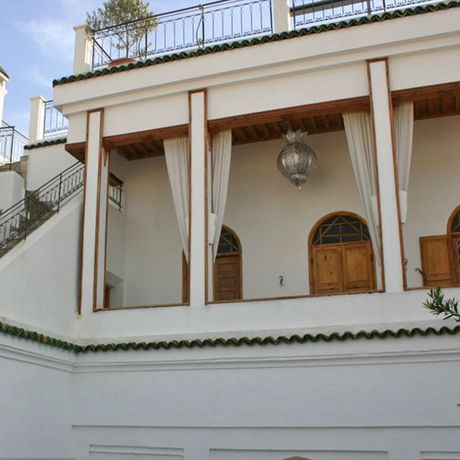 Blick vom Innenhof auf die Fassade und die Zimmer des Riad Dar Mayssane