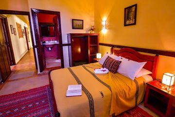 Hotel Riad Zahra Standardzimmer Bett und Badezimmer