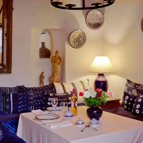 Blick auf einen gedeckten Tisch im Salon Bleu im Innenbereich des Riad Villa Maroc