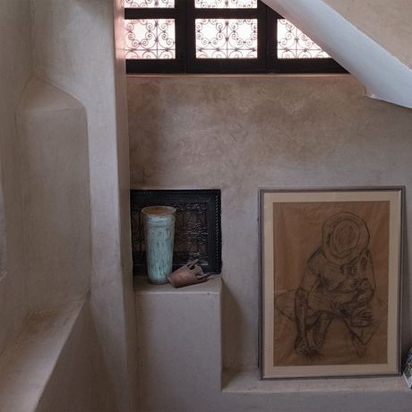 Blick auf ein Bild und andere Dekorationsartikel im Riad Magellan