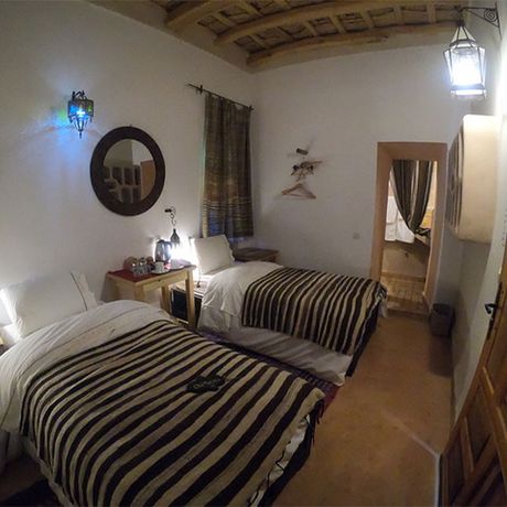 Blick auf zwei Betten im Schlafbereich eines Standardzimmer