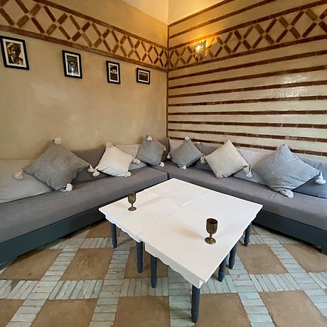 Riad Magellan Galerie Blick auf Sitzbereich mit Couch und Tisch