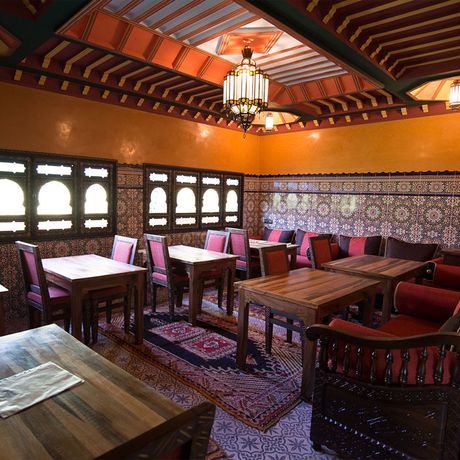 Blick auf Tische und Stuehle im Restaurant des Hotels Jnane Imlil