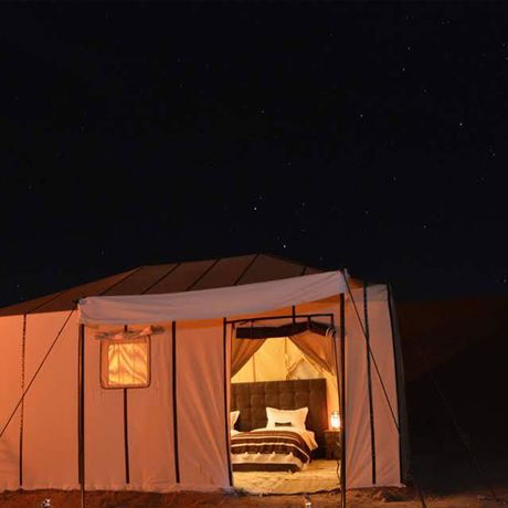 Blick auf ein Zelt bei Nacht im Luxuscamp Erg Chegaga