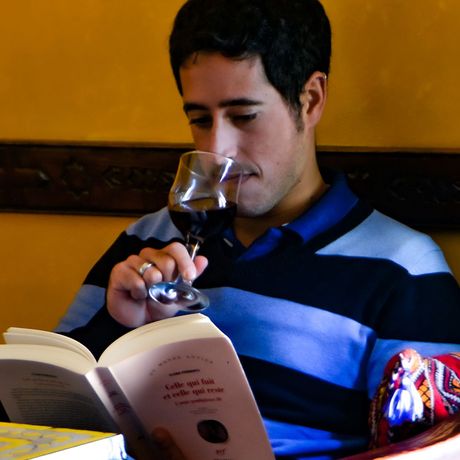 Hotel Riad Zahra Weintrinkende Person Eine Person trinkt Wein und liest ein Buch