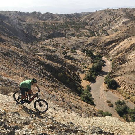 Blick auf einen E-Mountainbike-Fahrer in den Bergen Marokkos