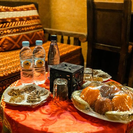 Blick auf Snacks und Wasser auf einem Tisch im Kasbah-Hotel Ksar Bicha