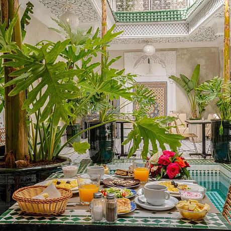 Riad Samir Privilege Frühstück Blick auf einen gedeckten Frühstückstisch im Patio