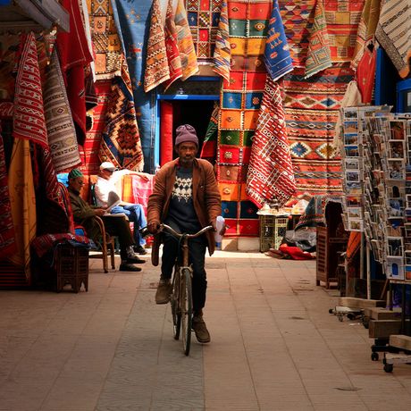 Blick auf einen Fahrradfahrer in den Gassen des Souks in Essaouira