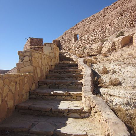 Blick auf eine Steintreppe an einer Mauer in Ait Benhaddou