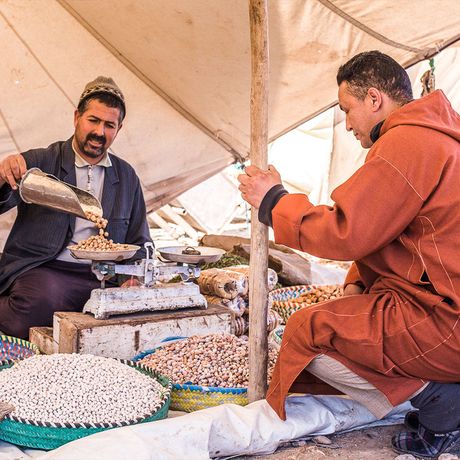 Nussverkaeufer auf einem Berbermarkt in Marokko