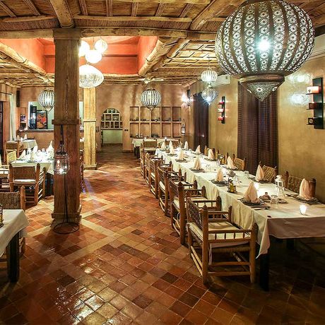 Blick auf gedeckte Tische im Restaurant des Riad Madu