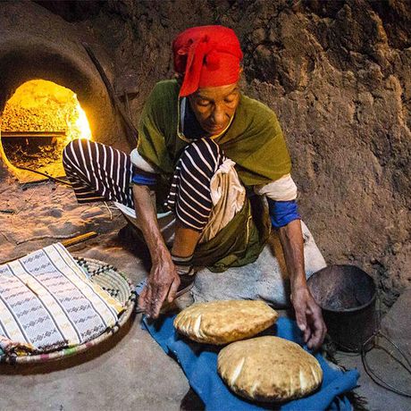 Blick auf eine Person beim Brotbacken in Tamdakht