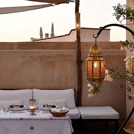 Blick auf Terrasse mit gedecktem Tisch