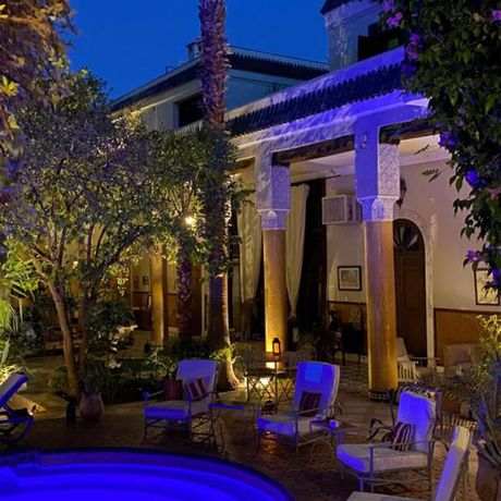 Riad El Arsat Pool Nacht Blick auf einen Pool bei Nacht