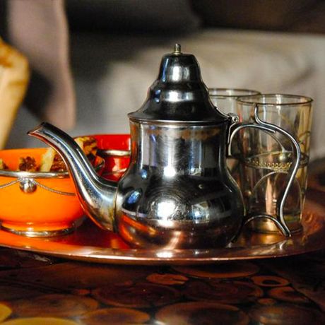 Blick auf eine Teekanne und frisches Gebaeck auf einem Tablett des Hotels Chez Pierre