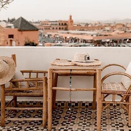 Riad Art & Emotion Galerie Ansicht der Terrasse mit Tisch