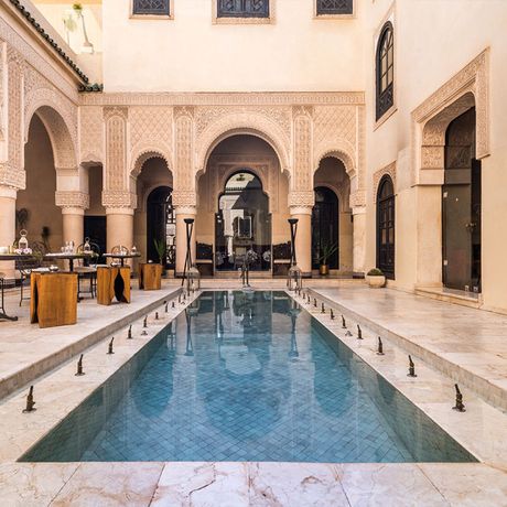 Blick auf einen Pool in einem Patio des Riad Fes