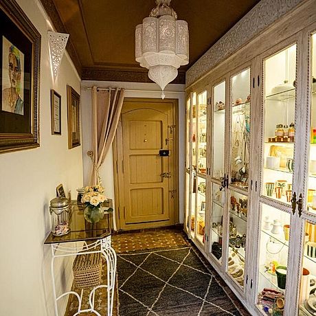 Riad Orangers d'Alilia Galerie Keramik in einem Schrank im Eingangsbereich