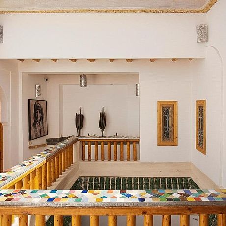 Riad Mama Galerie Ansicht Balustrade mit bunten Fliesen