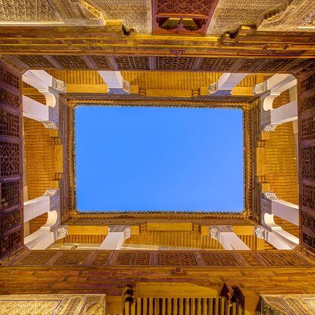 Blick in den Himmel durch den Patio des Riad Dar Bensouda