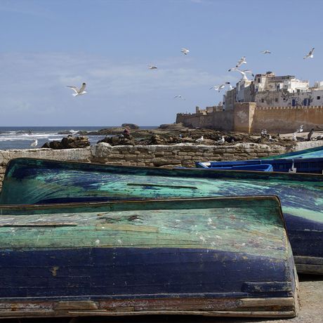 Blick auf Boote vor der Stadtmauer in Essaouira