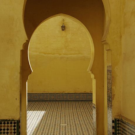 Durchgang in einem Gebaeude in Meknes
