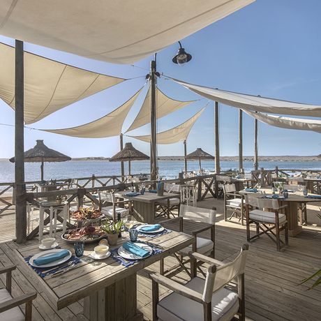 Blick auf gedeckte Tische im Restaurant des Luxushotels la Sultana Oualidia