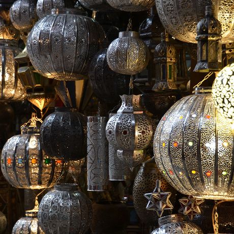 Blick auf verschiedene Lampen in Marrakesch