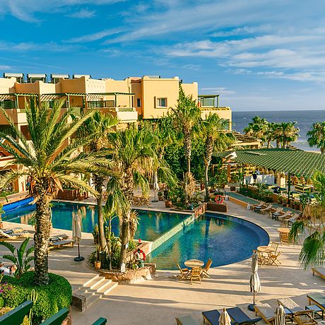 Paradis Plage Galerie Außenansicht Anlage mit Pool un Palmen