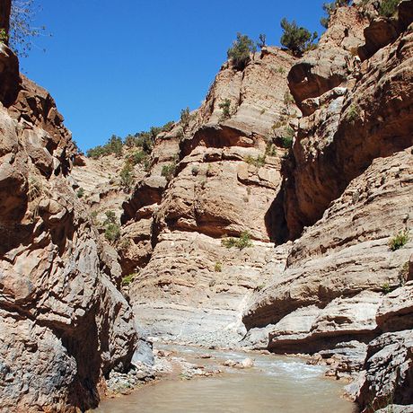Blick auf einen Fluss zwischen Felsen im Hohen Atlas