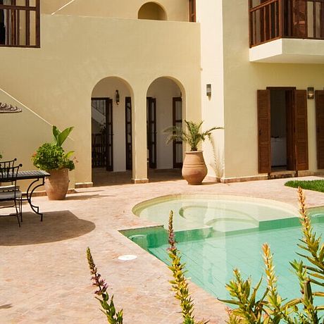 Rebali Riads Galerie Pool mit Bungalow und Tisch