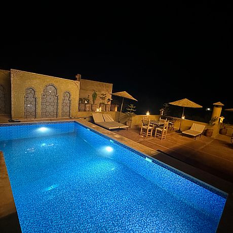 Pool mit Terrasse bei Nacht