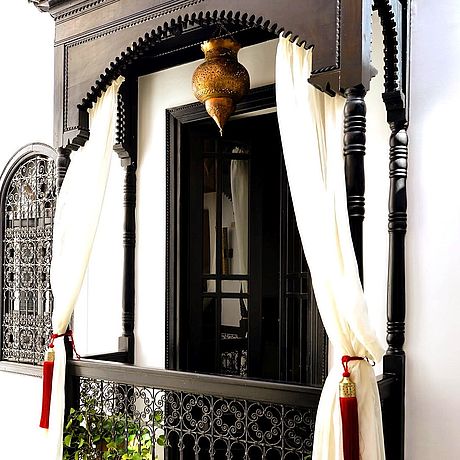 Riad Zoraida Galerie Außenansicht verzierter Balkon