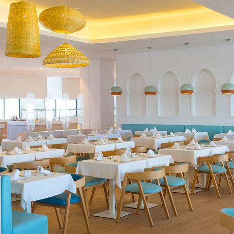 Blick auf gedeckte Tische im Restaurant des Hotels Iberostar Founty Beach