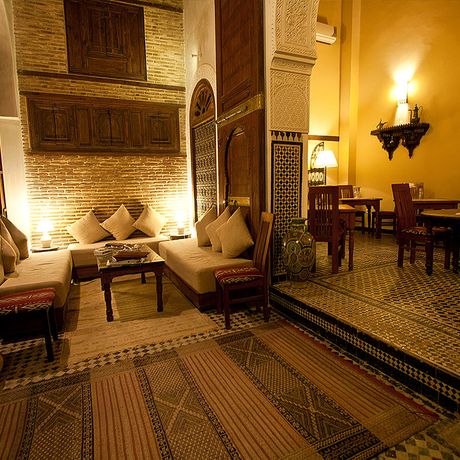 Blick auf einen Sitzbereich und das Restaurant des Riad Salama