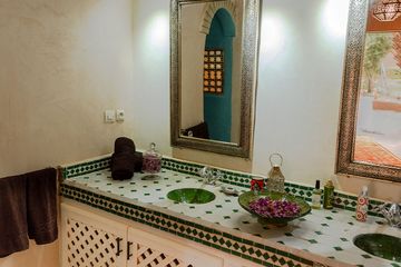 Oasenlodge Dar Sofar Suite Kissane Waschbecken