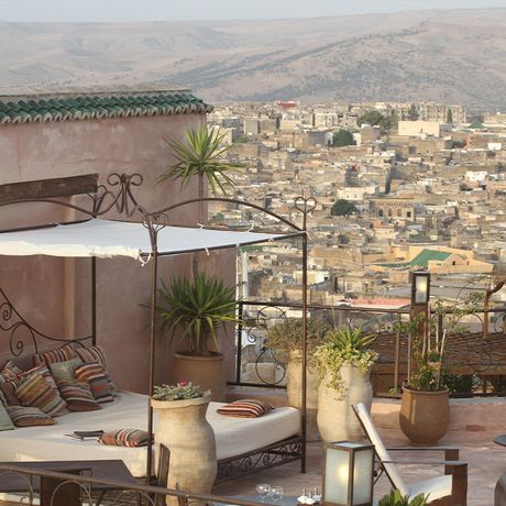 Blick ueber Fes von der Terrasse im Riad Laaroussa