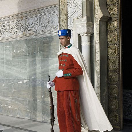 Blick auf eine uniformierte Wache vor dem Koenigspalast in Rabat