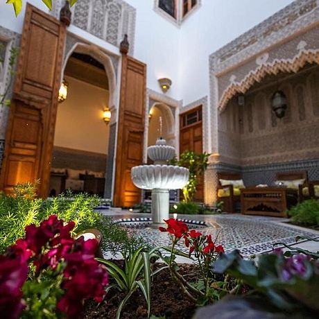 Riad Sidrat Fes Galerie Blick auf den Brunnen am Abend