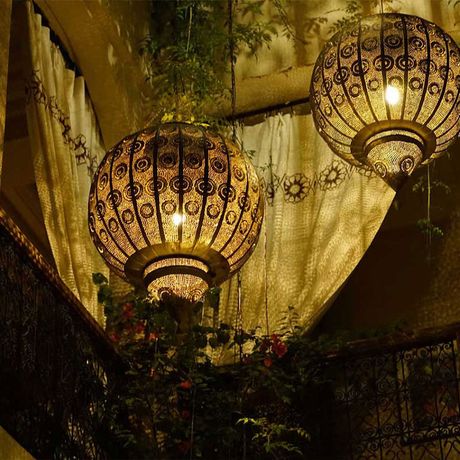 Blick auf zwei Lampen im Patio des Riad Dar Justo